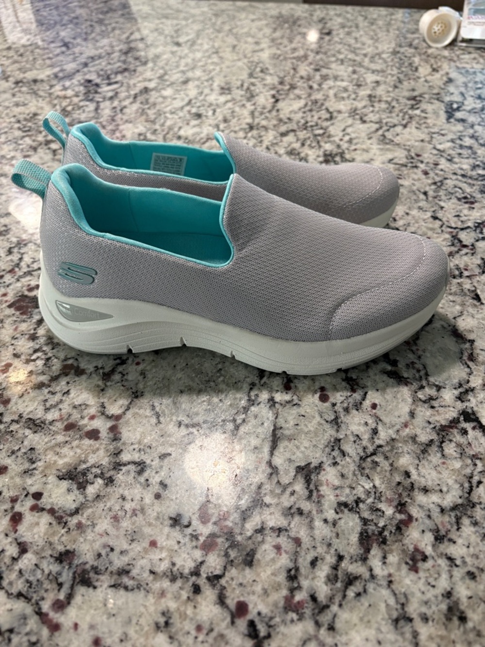 Skechers Arch support Women's Slip-On Sneakers - Light Gray size 7.5 EUC